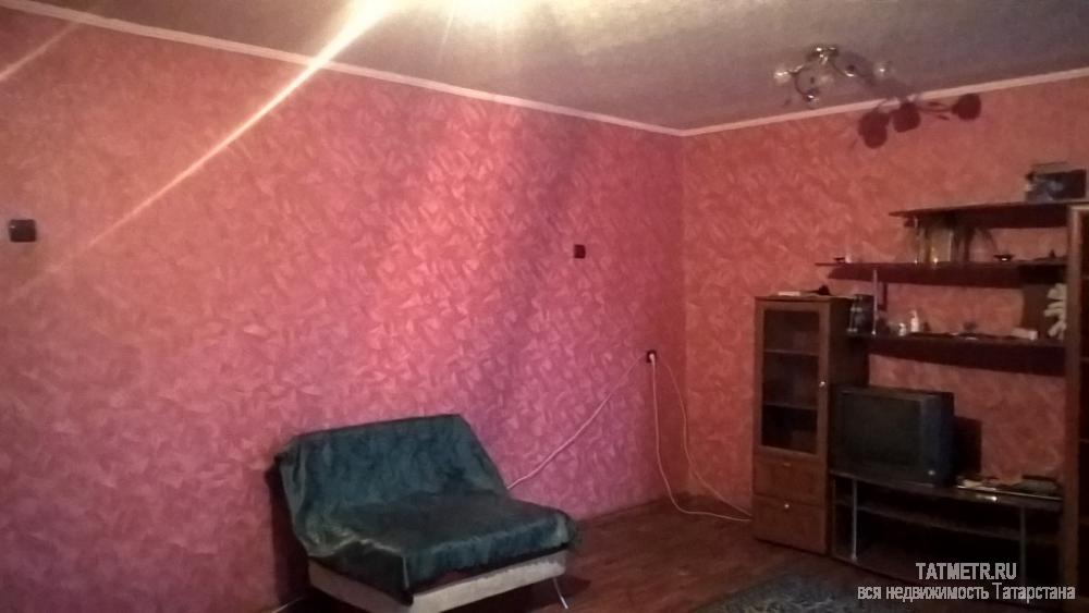 Отличная квартира в г. Зеленодольск. Комнаты просторные, светлые. Квартира  в хорошем состоянии. На полу линолеум.... - 2
