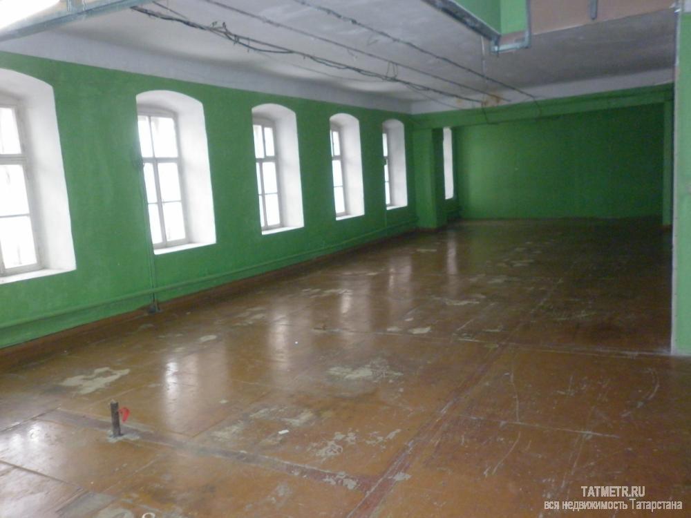 Сдается помещение 251кв.  в Кировском районе, в здании льнокомбината, из которых 178кв. это прямоугольный зал с...