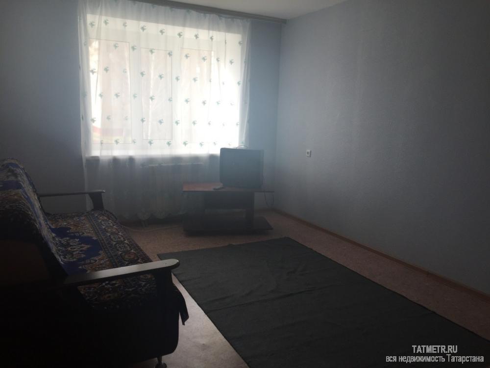 Сдается отличная однокомнатная квартира в новом доме в г. Зеленодольск. В квартире имеется диван, тумбочка, стол,... - 1