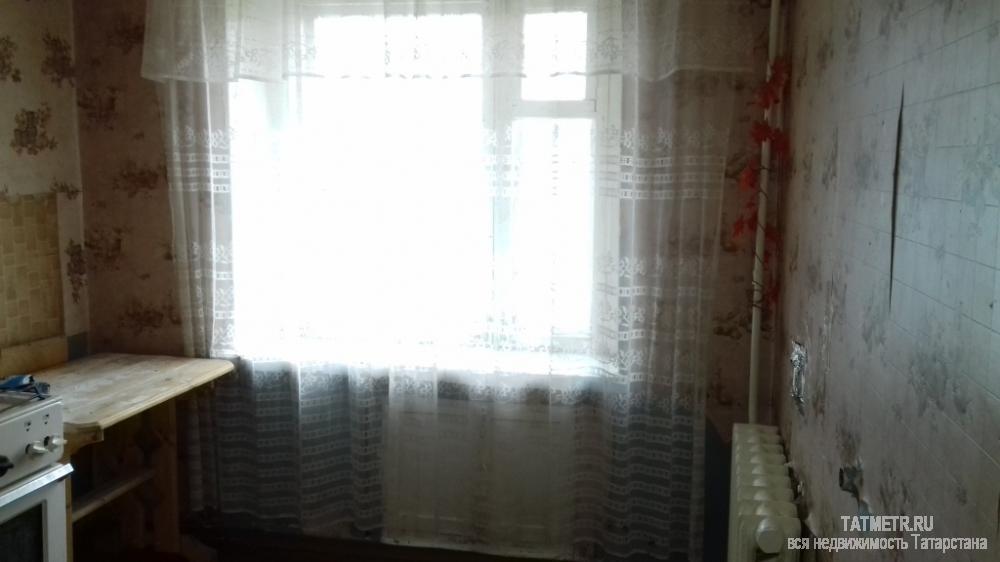Сдается хорошая квартира в г. Зеленодольск. В квартире имеется раскладной диван, детская кроватка, кухонный стол и... - 2