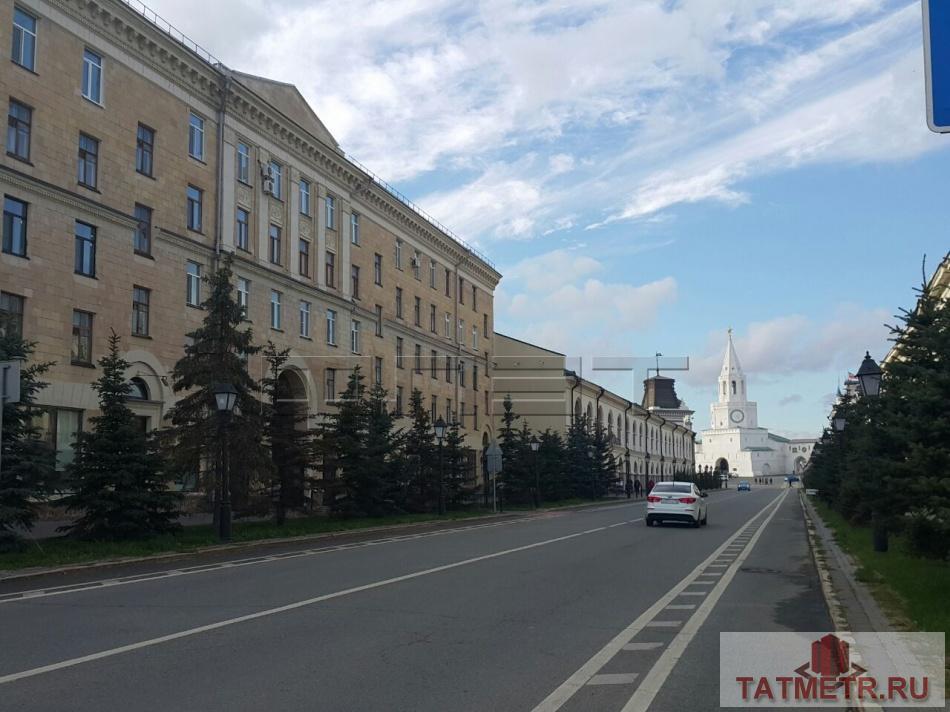 Вахитовский район, ул. Кремлевская, 2А. Продается 3-комнатная квартира в кирпичном доме напротив Кремля. Квартира без...