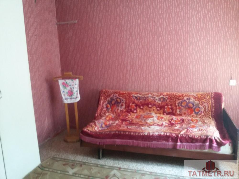 Сдается комната в блоке в центре г. Зеленодольск. В комнате имеется диван, телевизор, стол, стул, кладовка. Рядом вся... - 1