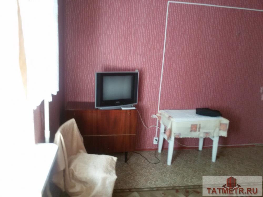 Сдается комната в блоке в центре г. Зеленодольск. В комнате имеется диван, телевизор, стол, стул, кладовка. Рядом вся... - 2