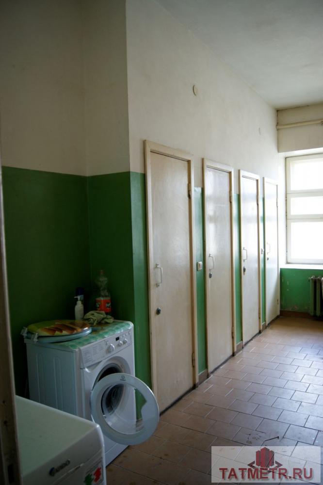 Просторная комната в блочном общежитии, в доме типа «Сталинка». Высокие 3-ёх метровые потолки, комната не угловая.... - 1