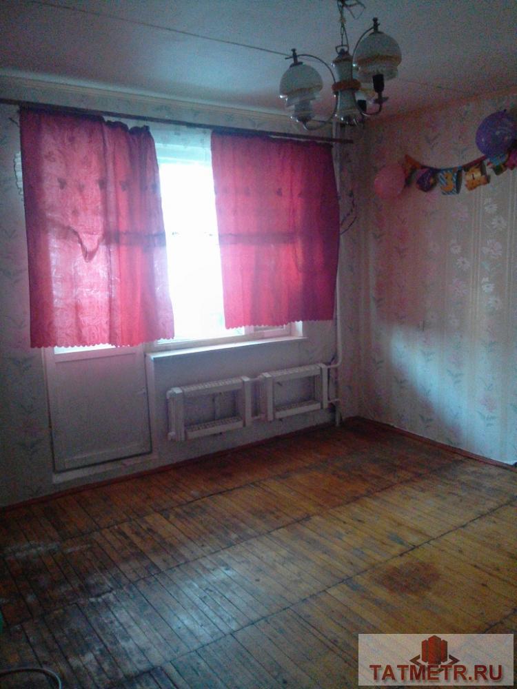 Отличная комната в трехкомнатной квартире в г. Зеленодольск. Комната уютная, светлая. Имеется застекленная лоджия....
