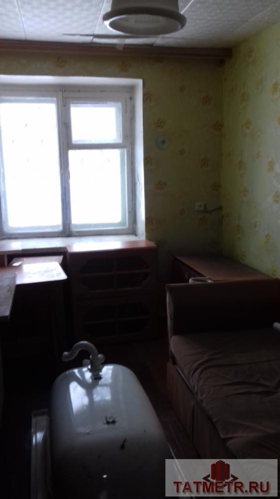 Хорошая комната в коммуналке в г. Зеленодольск. В комнате имеется диван, шкаф. Порядочные соседи. На кухне две плиты,...