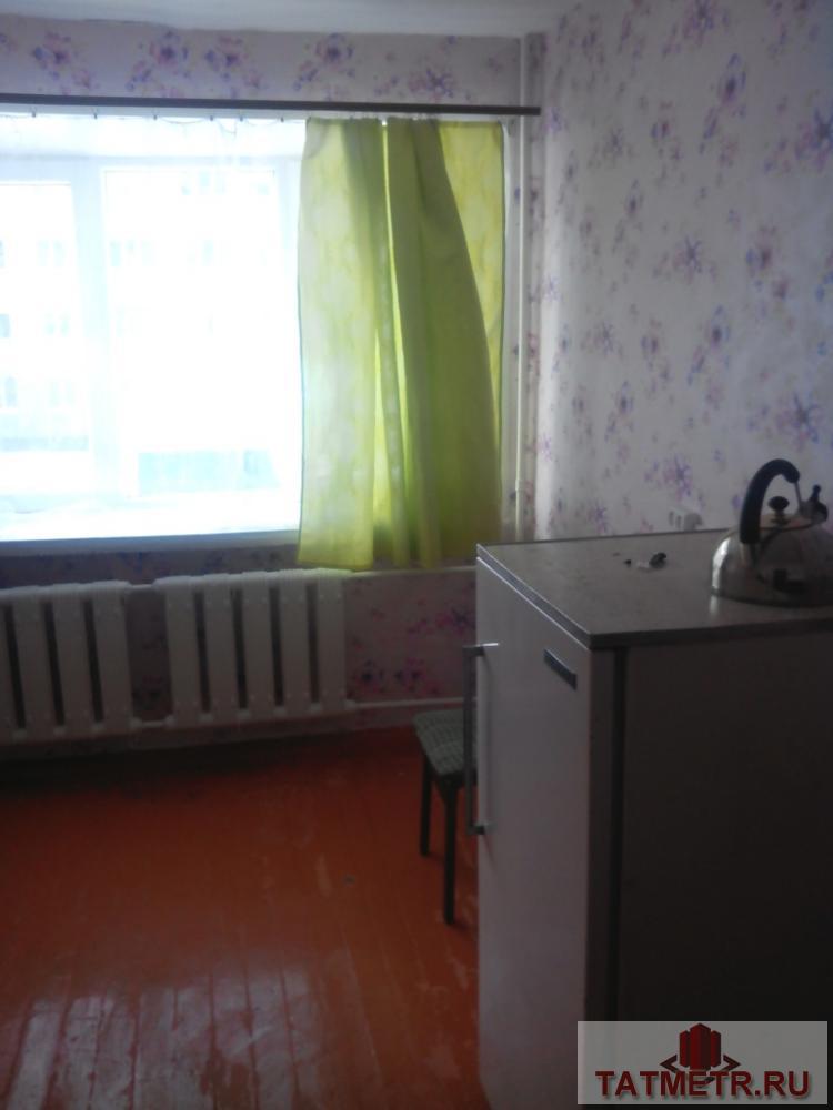 Сдаётся отличная гостинка в г. Зеленодольск. В комнате есть телевизор, кухонный стол, стул, холодильник,... - 1