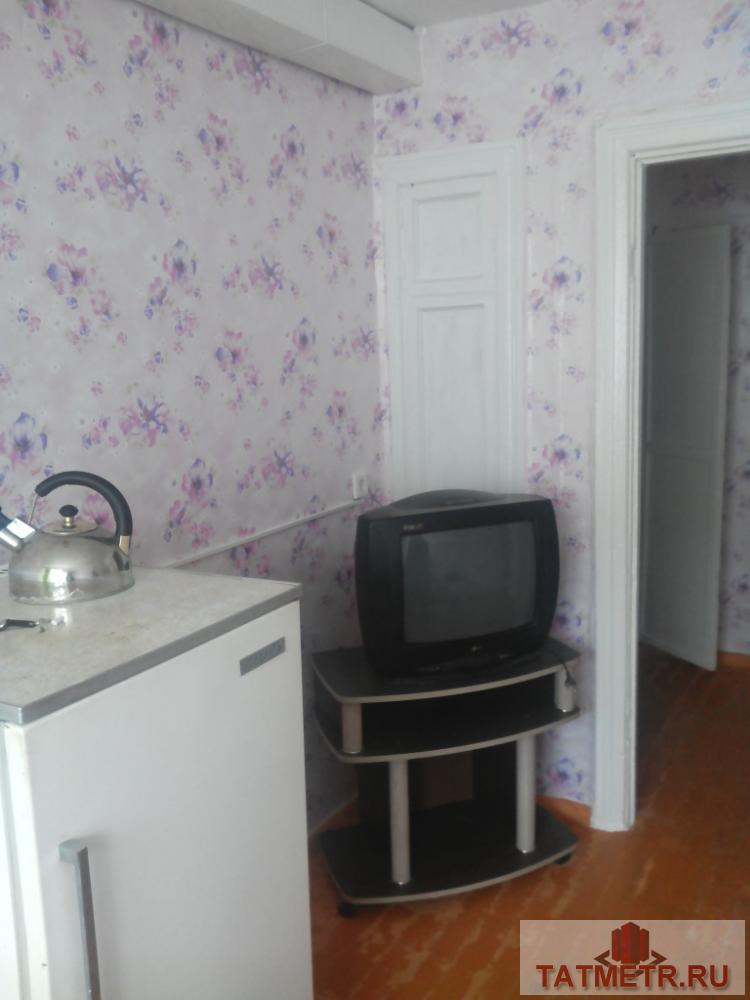Сдаётся отличная гостинка в г. Зеленодольск. В комнате есть телевизор, кухонный стол, стул, холодильник,... - 2