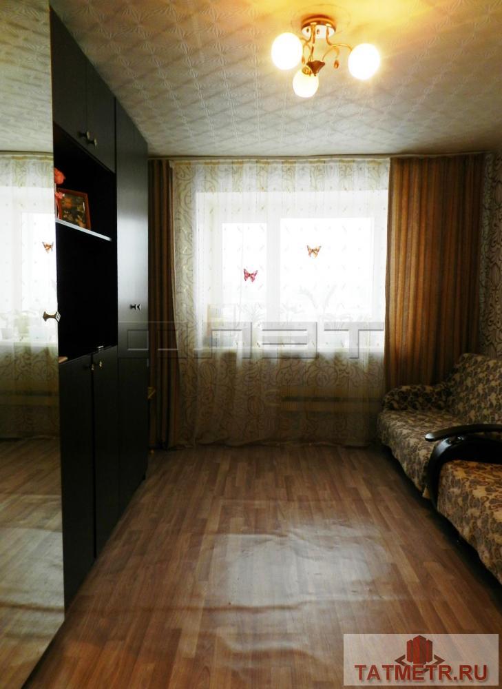 В Приволжском районе Казани продается уютная комната  в кирпичном доме по ул. Гарифьянова, 42. Комната поделена на 2... - 2