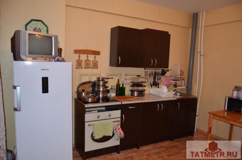 На пересечении улиц Аделя Кутуя, Седова, Гвардейская продается просторная двухкомнатная квартира, с хорошим ремонтом.... - 2