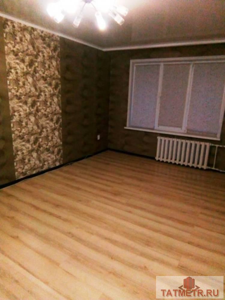 Сдается двухкомнатная квартира в центре г. Зеленодольск. Из мебели: кухонный гарнитур, кровать, тумба. Квартира... - 2