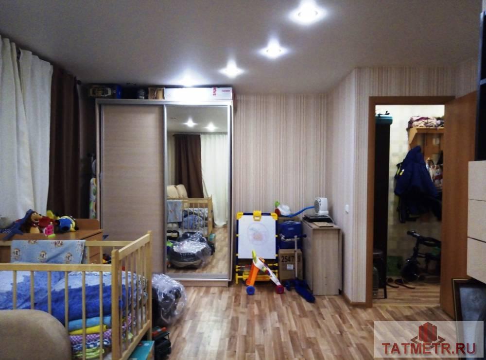 Продается отличная однокомнатная квартира в самом центре г. Зеленодольск. Комната просторная, уютная с отличным... - 2
