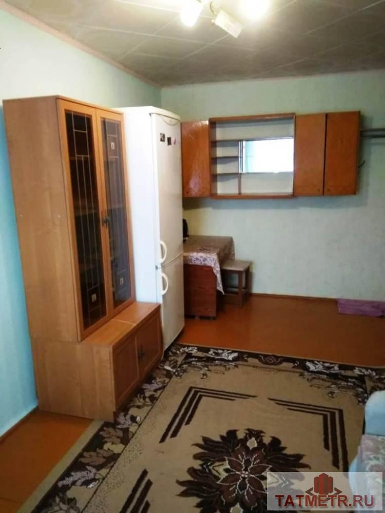 Сдается укомплектованная комната в центр г. Зеленодольск. Комната для проживания с мебелью и техникой: диван, шкаф,... - 1