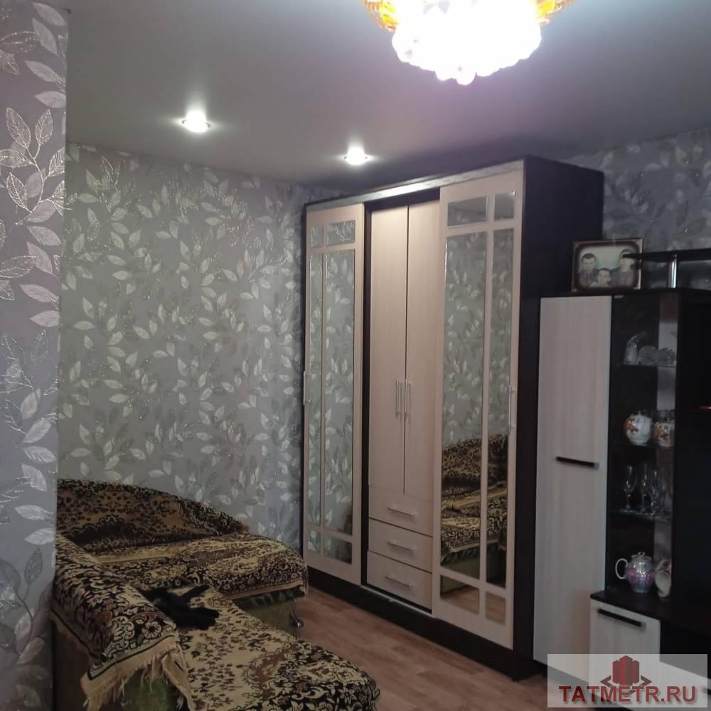 Продается отличная квартира в городе Зеленодольск. Квартира чистая, уютная, светлая, с ремонтом: окна стеклопакет,... - 2