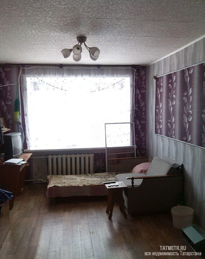 Комната частично с мебелью, имеется диван, обеденный стол, компьютерный стол и шкаф