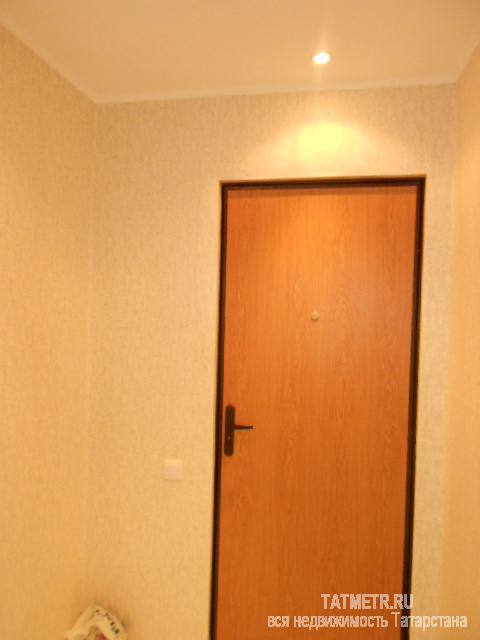 Отличная комната в городе Зеленодольске. Светлая, теплая комната с отличным ремонтом, кухня отгорожена аркой, окно... - 2