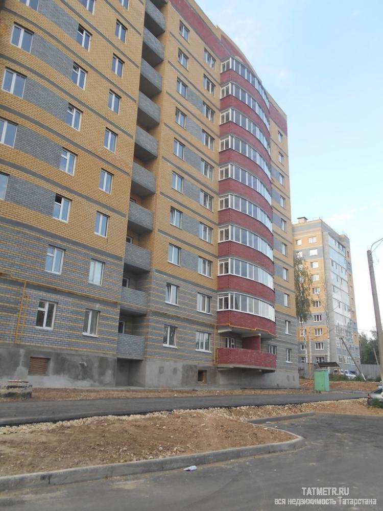 Отличная трехкомнатная квартира в живописном районе г. Зеленодольск. Кухня 14 м. с выходом на лоджию, прихожая 14 м.,...