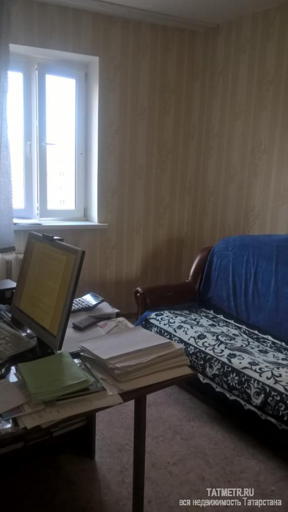 Отличная квартира улучшенной планировки в г. Зеленодольск. Большая, светлая комната с нишей. Окна - пластиковый... - 2