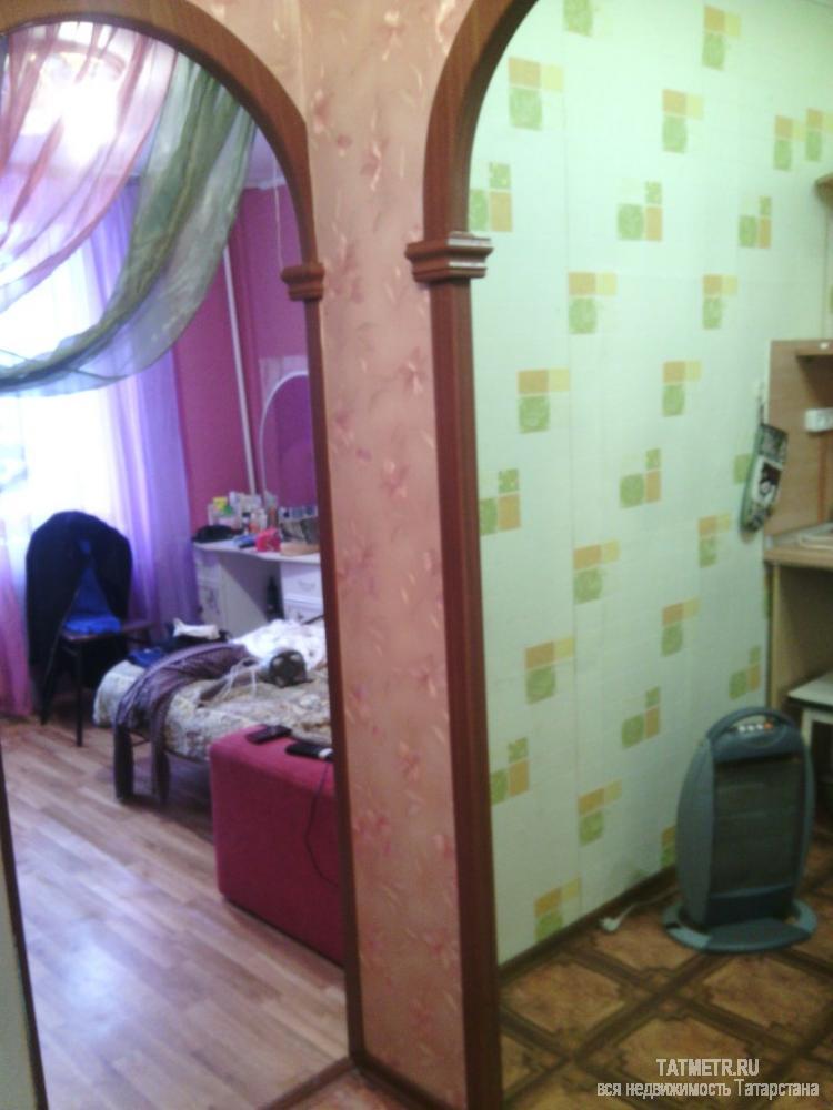 Светлая, просторная комната в городе Волжске. В комнате имеется собственная кухоннная зона с кухонным гарнитуром.... - 1