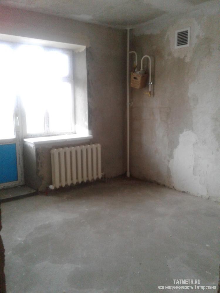 Отличная квартира в предчистовой отделке в г. Зеленодольск. Комната с нишей. Кухня большая, имеется выход на... - 2