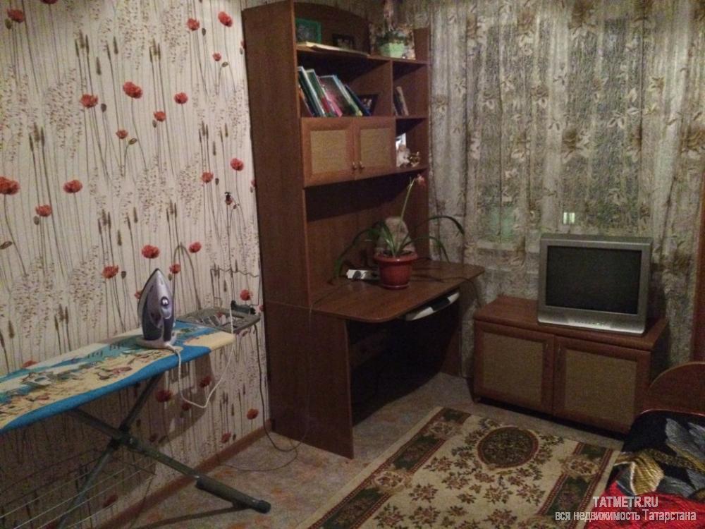 Сдаётся отличная комната в двухкомнатной квартире в г. Зеленодольск. В комнате: кровать, шкаф, стол, стул, стиральная... - 2