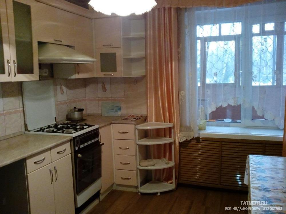 Отличная двухкомнатная квартира в центре мкр. Мирный, г. Зеленодольск. Комнаты просторные, уютные, раздельные, в... - 2