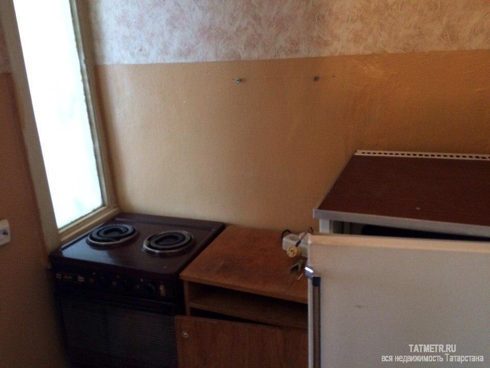 Сдаётся хорошая комната в г. Зеленодольск. В комнате есть: кровать, холодильник, плита, тумбочка. Спокойные соседи.... - 4