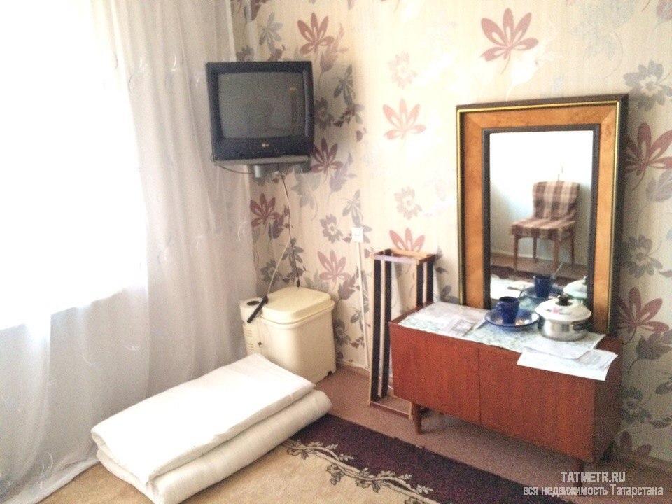 Сдаётся хорошая комната в г. Зеленодольск. В квартире есть: кровать, холодильник, стиральная машина, телевизор.... - 1