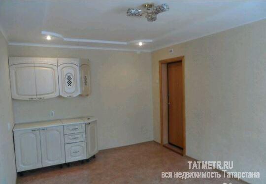 Сдается отличная комната в г. Зеленодольск. Комната с хорошим ремонтом: двухуровневый потолок, новый линолеум, обои.... - 1