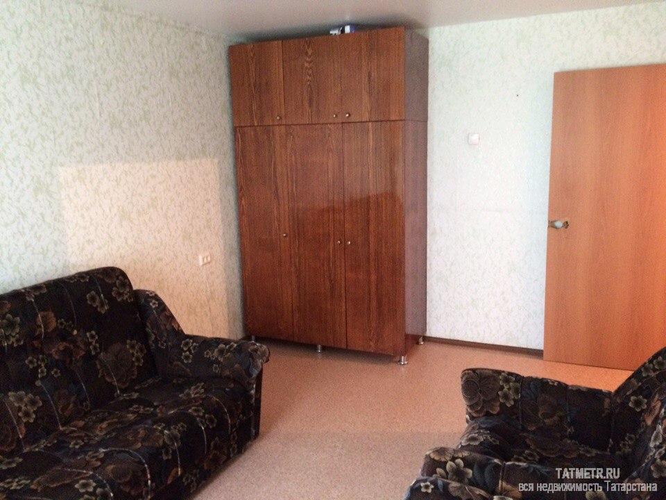 Сдаётся отличная квартира в г. Зеленодольск. В квартире есть: диван, два кресла, кровать двухспальная, шкаф, стол,... - 1