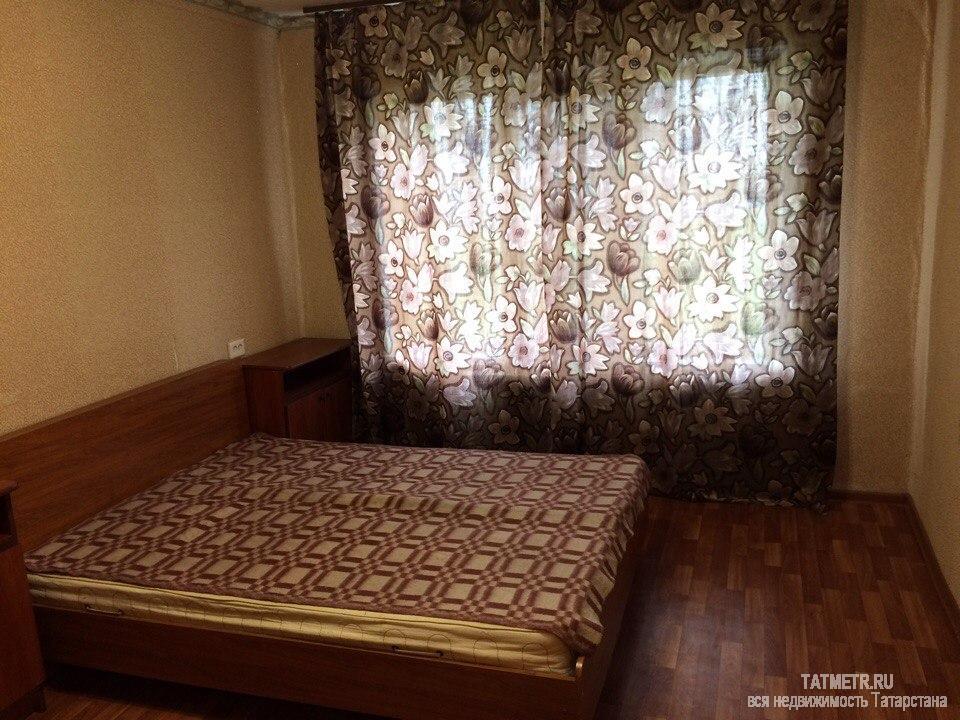Сдаётся отличная квартира в г. Зеленодольск. В квартире есть: диван, два кресла, кровать двухспальная, шкаф, стол,... - 2