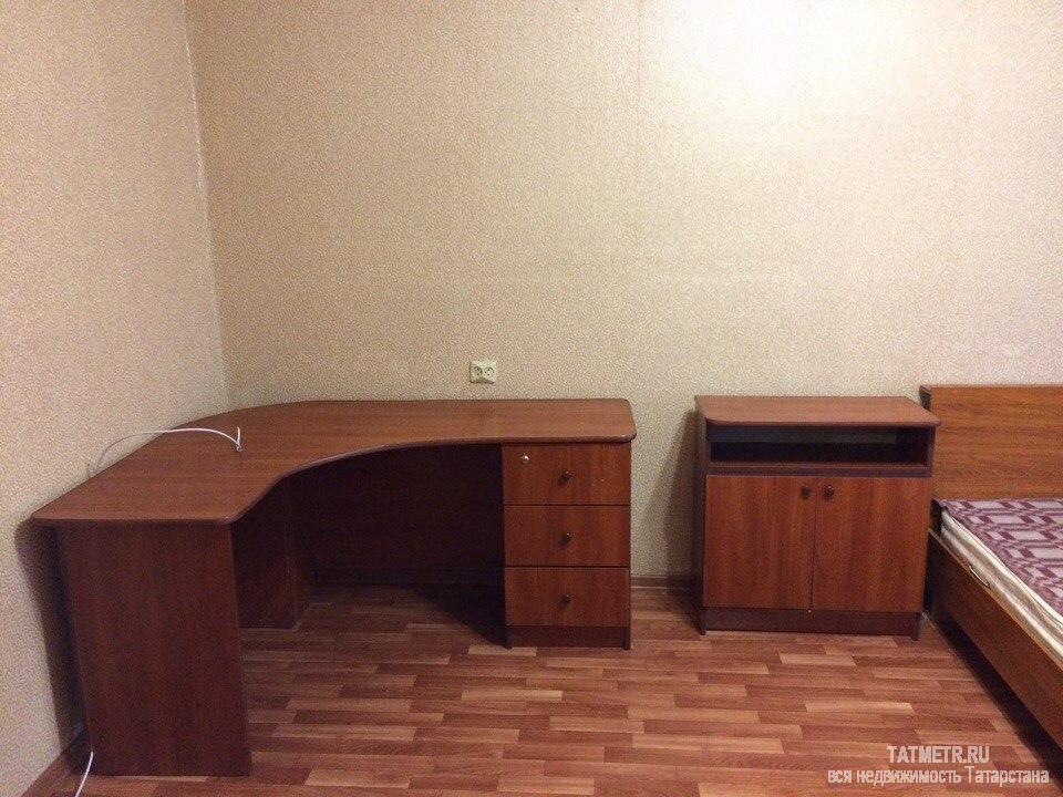 Сдаётся отличная квартира в г. Зеленодольск. В квартире есть: диван, два кресла, кровать двухспальная, шкаф, стол,... - 4