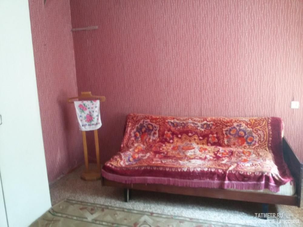 Сдается комната в блоке в центре г. Зеленодольск. В комнате имеется диван, телевизор, стол, стул, кладовка. Рядом вся... - 1