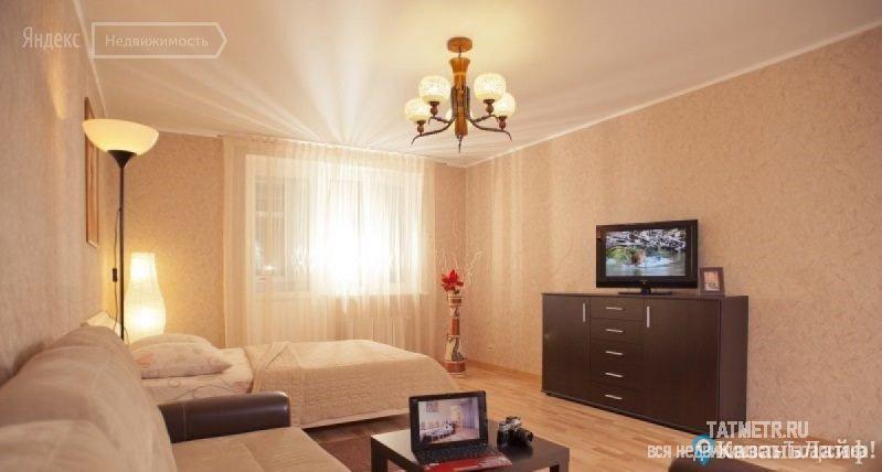 Просторная двухкомнатная квартира у Аквапарка 'Ривьера' В спальне: двуспальная кровать, тумбочка, комод. В гостиной:...
