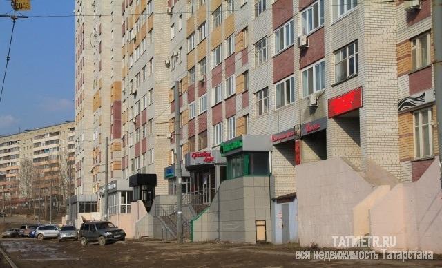 Продается торгово-офисное помещение площадью 184,6 кв. м., расположенное в жилом многоэтажном доме по адресу г.... - 1