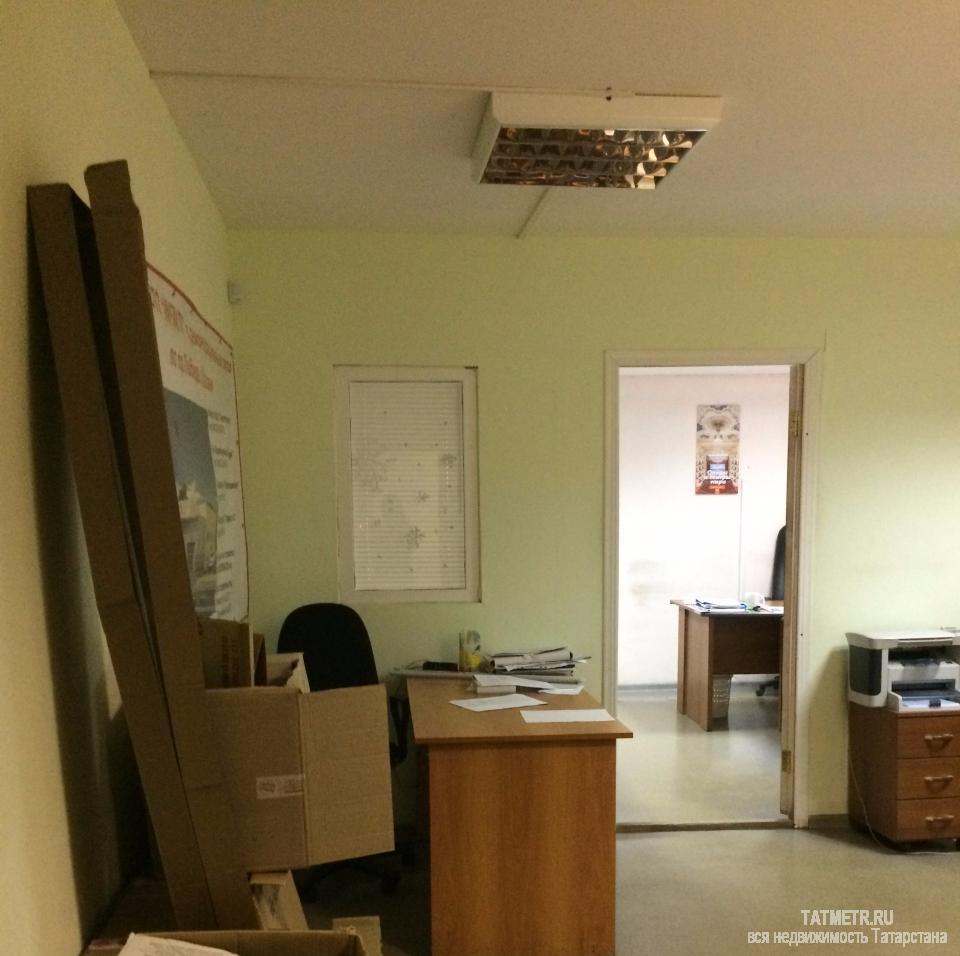 Сдается офис в цоколе 23,4кв.м в Ново-Савиновском районе. Чистовая отделка, есть 2 небольших окошка. В офисах... - 1