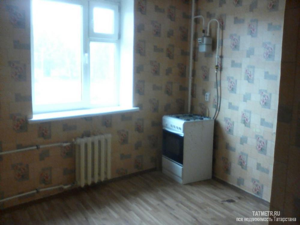 Сдается отличная квартира в городе Зеленодольск. С хорошим ремонтом. Просторные светлые комнаты, на окнах пластиковые... - 2