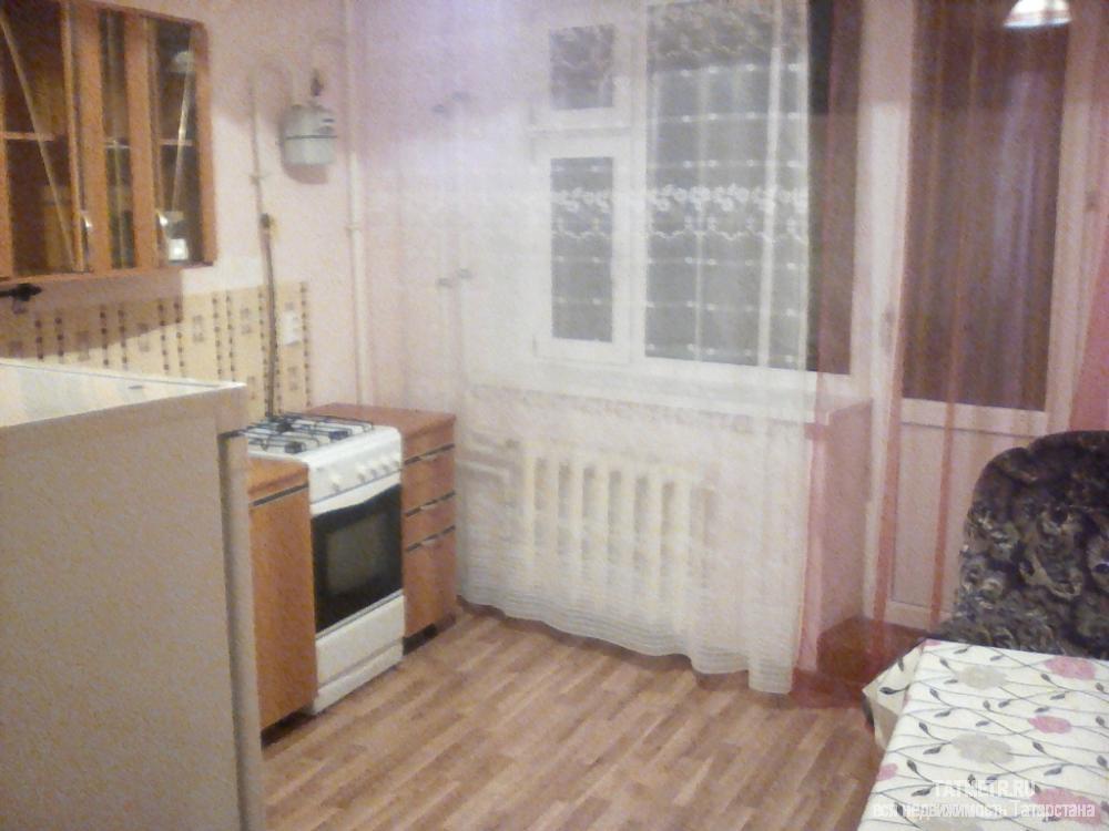 Отличная квартира в новом доме в центре мкр. Мирный, в г. Зеленодольск. Комната большая, светлая, с нишей. На окнах... - 2