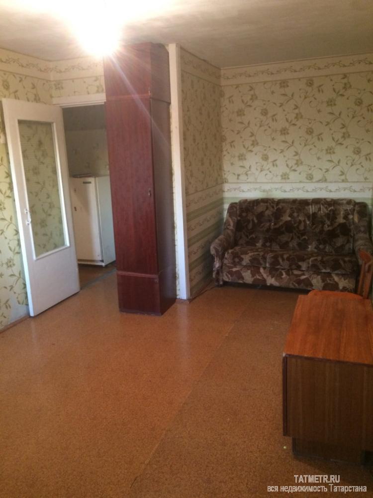 Сдаётся хорошая однокомнатная квартира в г. Зеленодольск. В квартире есть  холодильник, диван, комод, кресло, тумба,... - 1