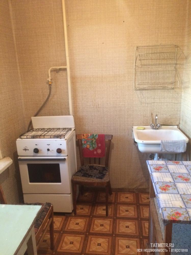 Сдаётся хорошая однокомнатная квартира в г. Зеленодольск. В квартире есть  холодильник, диван, комод, кресло, тумба,... - 3