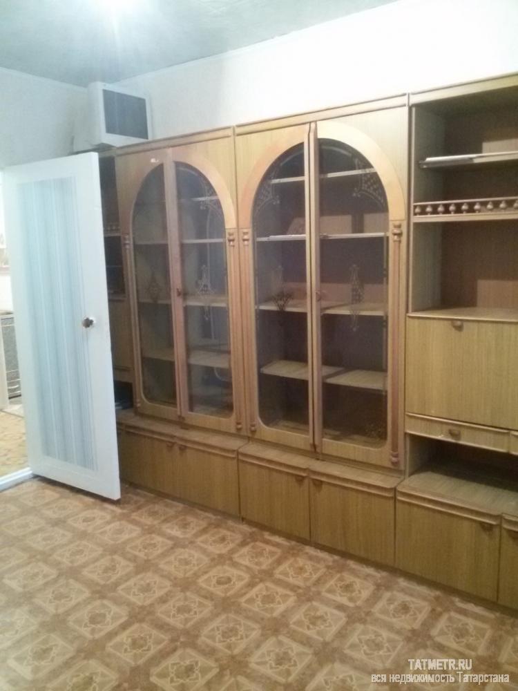 Сдается отличный блок в г. Зеленодольск. В комнатах имеется мебель: диван, стенка, кресло, кухонный гарнитур, шкаф.... - 1