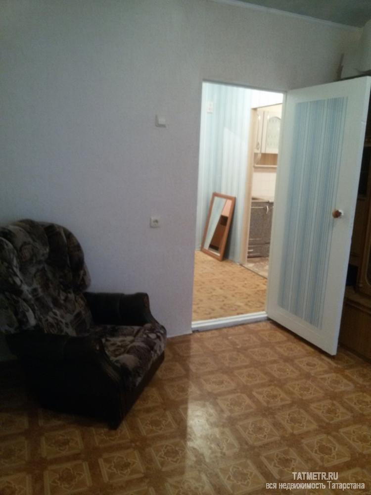 Сдается отличный блок в г. Зеленодольск. В комнатах имеется мебель: диван, стенка, кресло, кухонный гарнитур, шкаф.... - 2