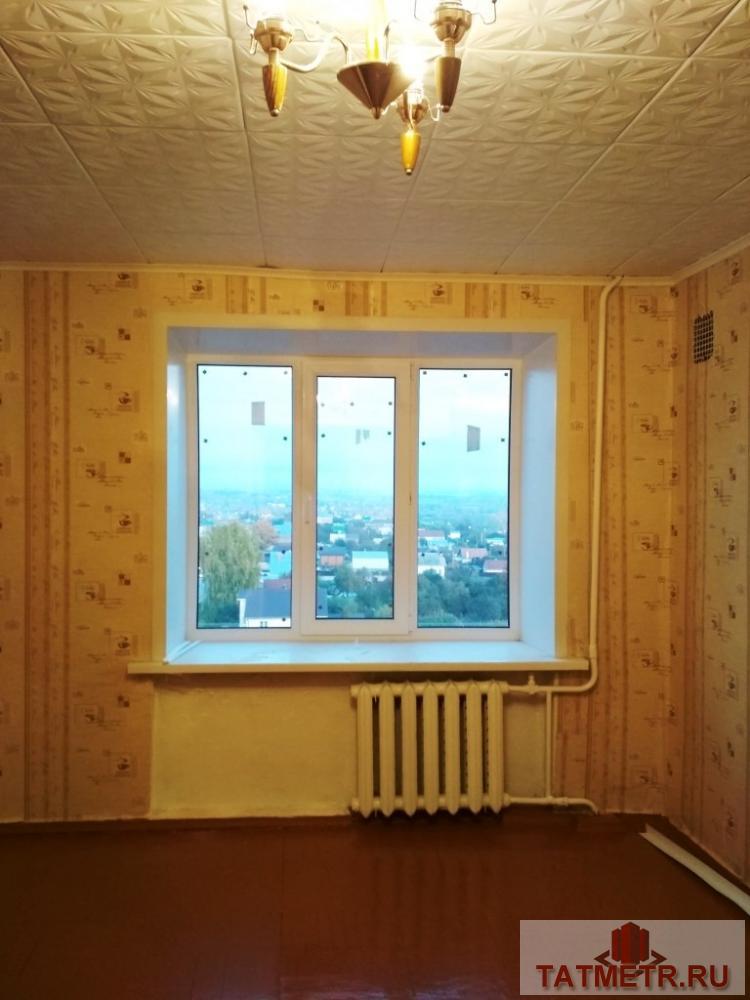 Зеленодольск, город, ул. Чапаева, д.1. Светлая и теплая комната с ремонтом, окно пластиковое, полы покрашены, дверь...