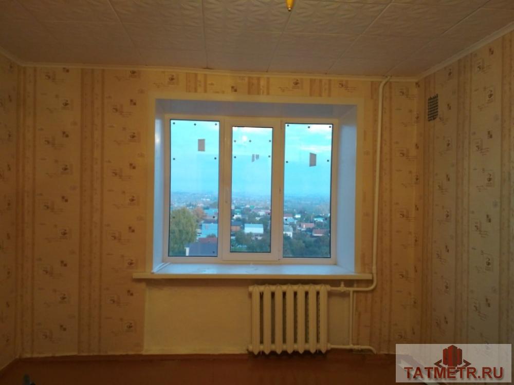 Зеленодольск, город, ул. Чапаева, д.1. Светлая и теплая комната с ремонтом, окно пластиковое, полы покрашены, дверь... - 1