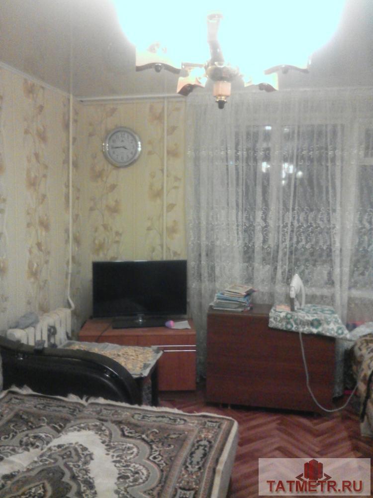 Отличная комната с хорошим ремонтом в центре г. Зеленодольск. В комнате натяжные потолки, на полу линолеум, санузел...