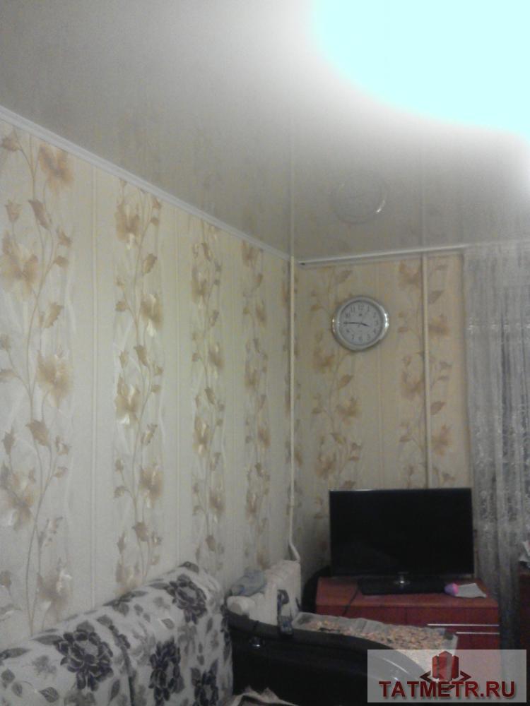 Отличная комната с хорошим ремонтом в центре г. Зеленодольск. В комнате натяжные потолки, на полу линолеум, санузел... - 2