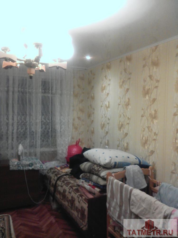 Отличная комната с хорошим ремонтом в центре г. Зеленодольск. В комнате натяжные потолки, на полу линолеум, санузел... - 3