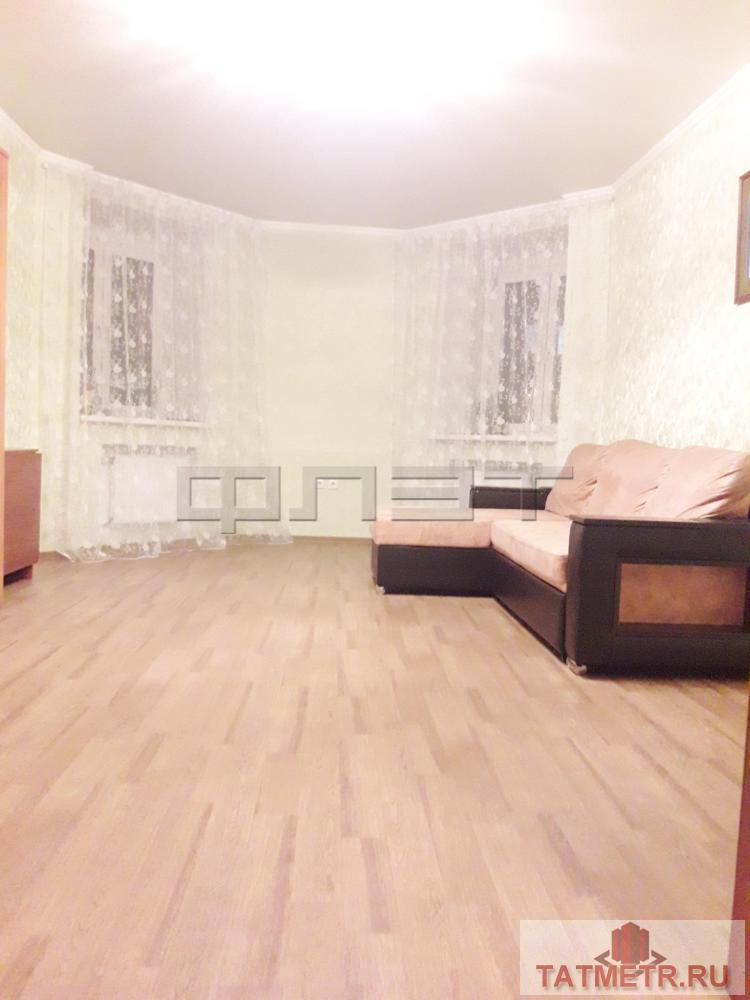 В Кировском районе, по ул. Лазарева, продается  большая светлая 3 комнатная квартира, в кирпичном доме улучшенного...