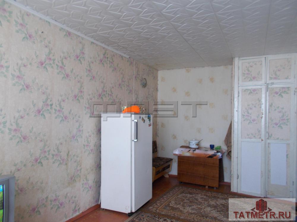 Продаю в городе Зеленодольске по ул.Чапаева 1 светлую, уютную комнату в хорошем состояние, есть кухня, душ, горячая и... - 2