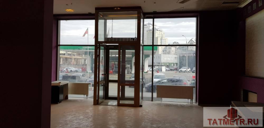 В торговом центре Сувар Плаза сдается помещение 180м2 на 1 этаже, с отдельными 2 входами с улицы и витражными окнами.... - 8